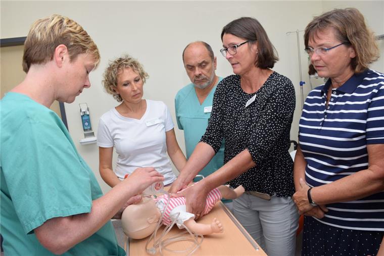 Nordenham: Klinik-Mitarbeiter trainieren Erstversorgung von Säuglingen Rund 35 Mitarbeiter der Helios-Klinik Wesermarsch haben jetzt an einem hausinternen Lehrgang teilgenommen, bei dem sie erfuhren, worauf es bei der Erstversorgung von Neugeborenen ankommt.