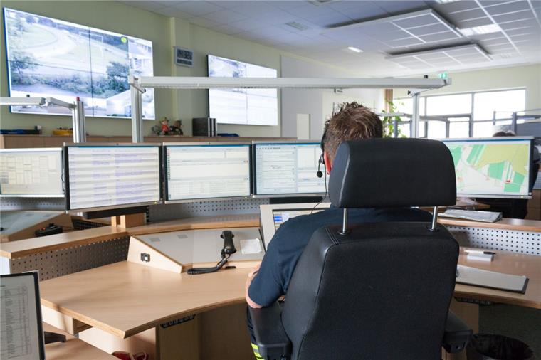 Rund 35 Mitarbeiter in der Integrierten Rettungsleitstelle Unterweser-Elbe (IRLS). Dort werden Feuerwehr- und Rettungseinsätze für ein Gebiet koordiniert, in dem etwa 370 000 Menschen leben und arbeiten.
