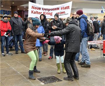 Rund 350 Menschen kamen zur Demonstration gegen die Truppenverlegungen über Bremerhaven.