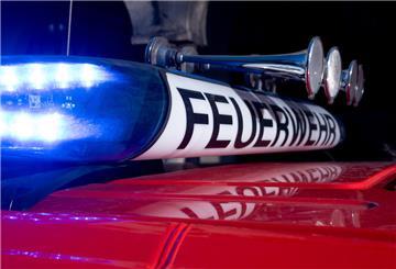 Rund 40 Einsatzkräfte der Feuerwehren Langen und Sievern sowie des Rettungsdienstes trainieren in Langen die Bekämpfung eines Hochhausbrandes.