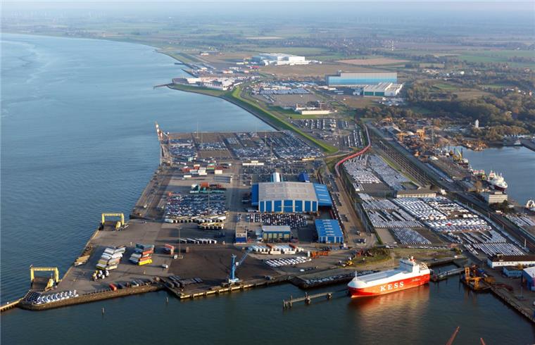 Cuxhaven: Hafenwirtschaft optimistisch Rund 400 000 Autos werden jährlich von Cuxport und BLG Logistics über Cuxhaven verschifft. Die Fahrzeuge gehen vor allem nach Großbritannien, aber auch nach Schweden, Island sowie Dänemark.