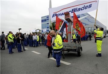 Rund 400 Beschäftigte von Adwen, Senvion und Power Blades demonstrieren.