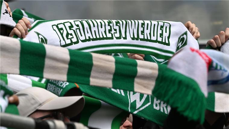 Zugunfall stoppt Werder-Fans auf Weg nach Leverkusen Rund 400 Fans von Werder Bremen wurden auf dem Weg zum Auswärtsspiel bei Bayer Leverkusen gestoppt.