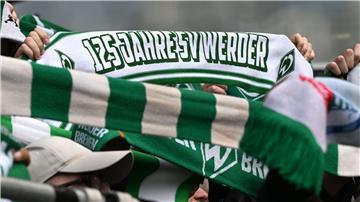 Rund 400 Fans von Werder Bremen wurden auf dem Weg zum Auswärtsspiel bei Bayer Leverkusen gestoppt.