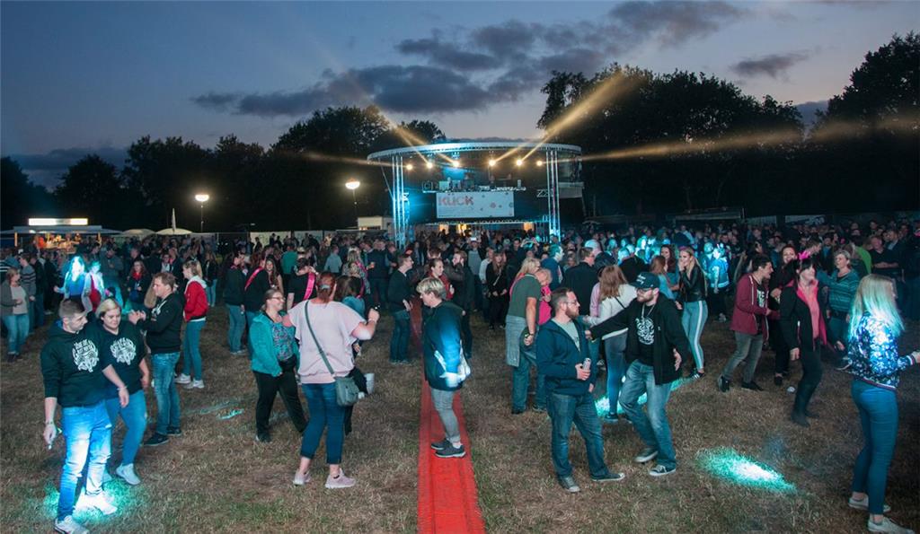 Rund 4000 Fans tanzten bei der 4. Auflage von &quot;Die Heide brennt&quot; in We...