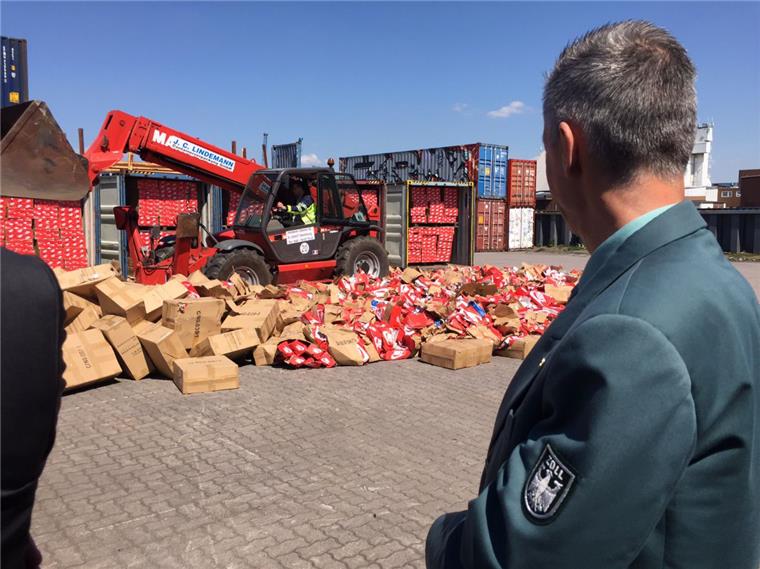 Zoll stellt in Hamburg 46000 Paar gefälschte Sportschuhe sicher Rund 48000 Sportschuhe werden vom Zoll vernichtet. Es handelt sich um Fälschungen.