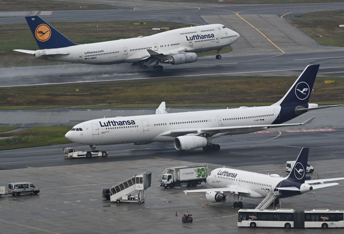 Weniger Flüge: Lufthansa schwächt Drehkreuze Frankfurt und München Symbolbild für Lufthansa schwächt Drehkreuze Frankfurt und München: Flugzeuge der Lufthansa stehen auf dem Flughafen Frankfurt.