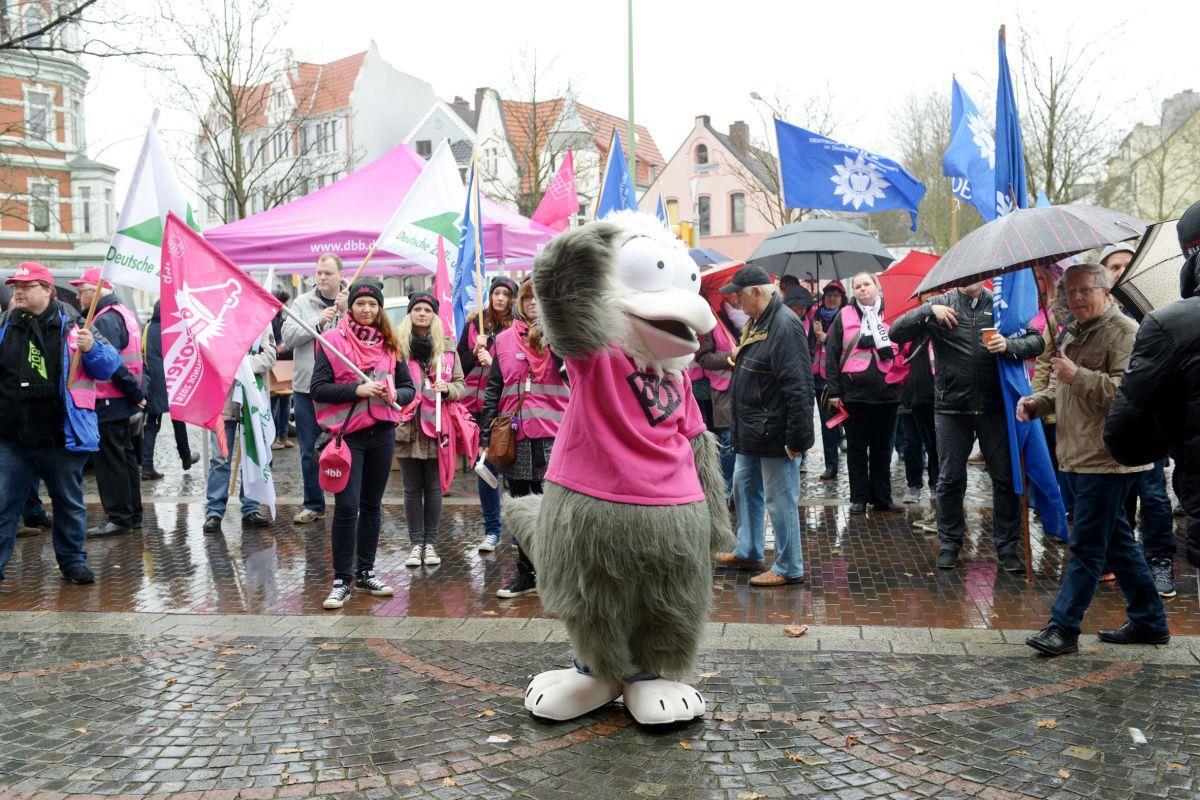 Rund 50 Teilnehmer waren zur Protestkundgebung vor dem Stadthaus gekommen.