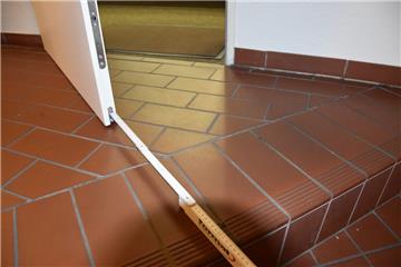 Rund 50 Zentimeter beträgt der Abstand zwischen der geöffneten Tür und der ersten Stufe. An dieser Stelle stand auch Walter Dähne, als er rückwärts von der Treppe stürzte.