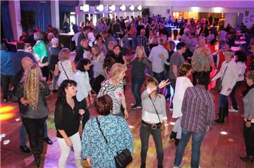 Rund 500 Schlagerfans feierten in der Friedeburg am Sonnabend zu den Hits von Wolfgang Petry, Peter Maffay und Helene Fischer.  