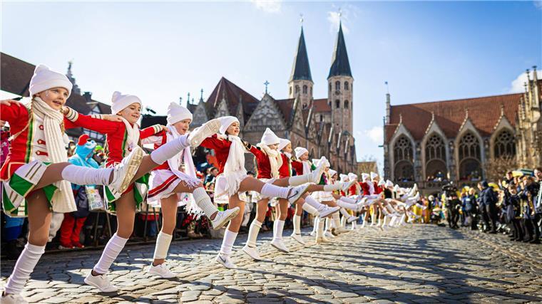 Brunswiek helau! - „Schoduvel“ rollt, Becherwurf auf Behrens Rund 5.000 Aktive sind beim Karnevalsumzug „Schoduvel“ in Braunschweig dabei.