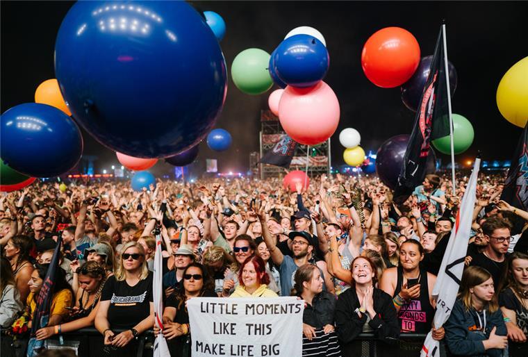 So freut sich das Netz auf das Deichbrand-Festival Rund 50.000 Menschen freuen sich gerade auf den Start des Deichbrand-Festivals. Das merkt man auch auf Social Media.