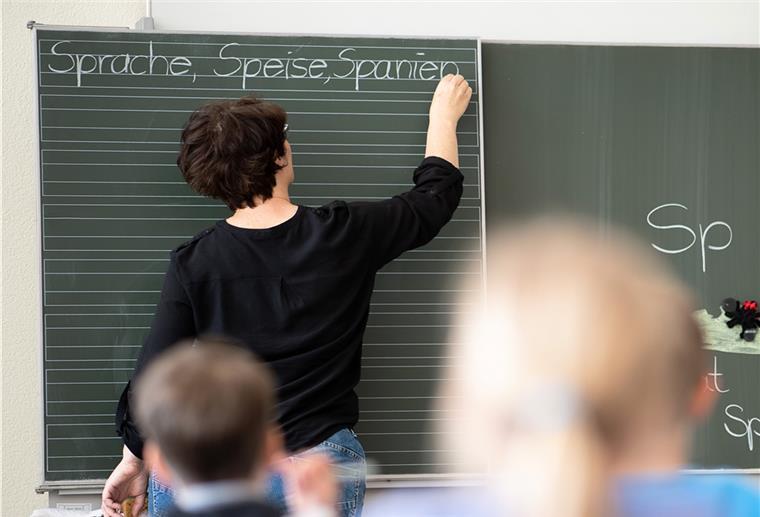 Über 90 Prozent der Lehrer in Bremen vollständig geimpft Lehrerin schreibt an der Tafel