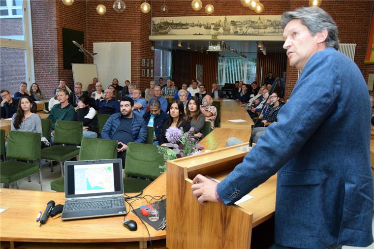 Viele Ideen fürs neue Baugebiet in Nordenham Rund 60 Zuhörern erläuterte Stadtplaner Tim Lorenz (rechts) die fünf Planungsvarianten für das neue Baugebiet.