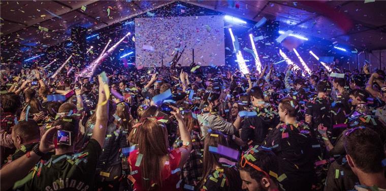 Rund 6000 Besucher feierten in diesem Jahr wieder eine rauschende Fricke-Party in Heeslingen. Die Karten für dieses Event waren bereits Wochen vorher ausverkauft.
