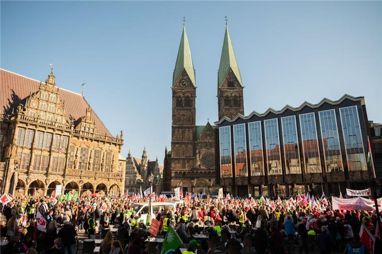 Warnstreik im öffentlichen Dienst: Rund 7000 Demonstranten in Bremen Rund 7000 Menschen haben am Protestzug durch die Innenstadt in Bremen teilgenommen.
