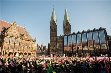 Rund 7000 Menschen haben am Protestzug durch die Innenstadt in Bremen teilgenommen.