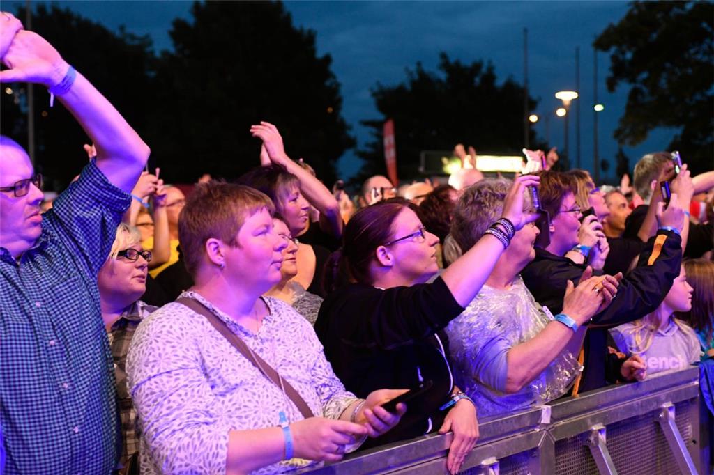 Rund 7400 Fans sind zu dem Open-Air-Abschiedskonzert von Unheilig gekommen. 