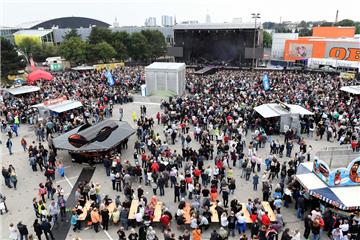 Rund 7400 Fans sind zu dem Open-Air-Abschiedskonzert von Unheilig gekommen. 
