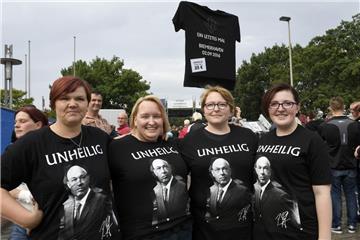 Rund 7400 Fans sind zu dem Open-Air-Abschiedskonzert von Unheilig gekommen. 