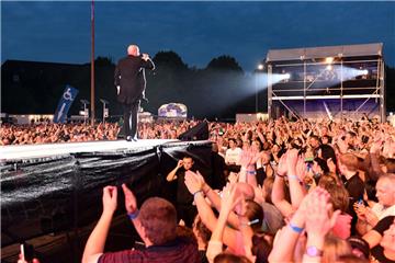 Rund 7400 Fans sind zu dem Open-Air-Abschiedskonzert von Unheilig gekommen. 