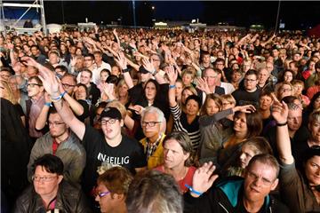 Rund 7400 Fans sind zu dem Open-Air-Abschiedskonzert von Unheilig gekommen. 