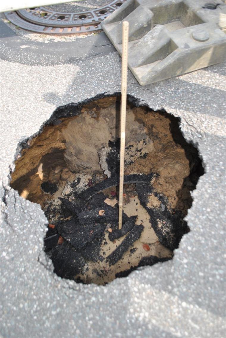 In Schiffdorf sackt plötzlich die Straße weg Rund 80 Zentimeter reicht der Zollstock in das Loch hinein, das sich in der vergangenen Woche in der Straße Große Litt bildete.