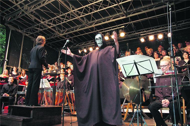 Nordenham: Klassik im Park fällt aus Rund 800 Gäste kamen 2012 zu Klassik im Park, um "Carmina burana" zu hören. 2017 waren es nur 350 zahlende Besucher.
