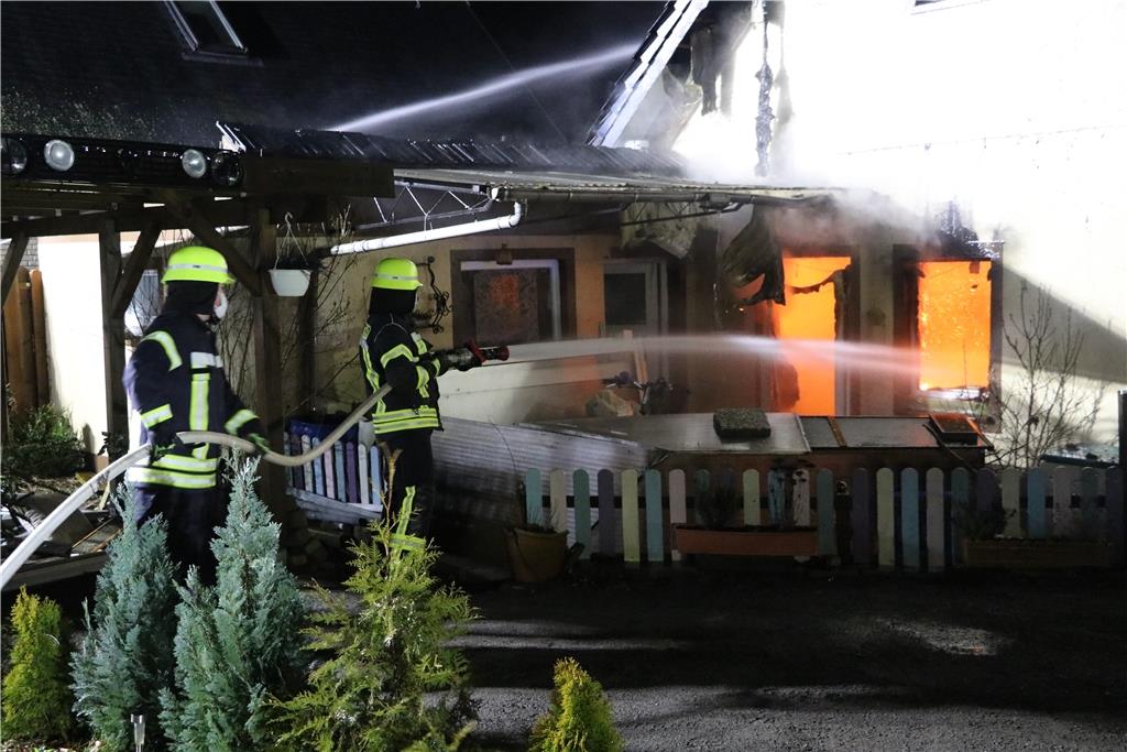 Rund 90 Mann sind an dem Einsatz in Lunestedt beteiligt.
