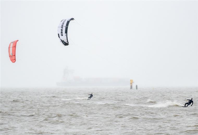 Kitesurfer wartet stundenlang auf Hilfe in der Nordsee Mehrere Kitesurfer sind bei stürmischem Wetter auf der Nordsee unterwegs.