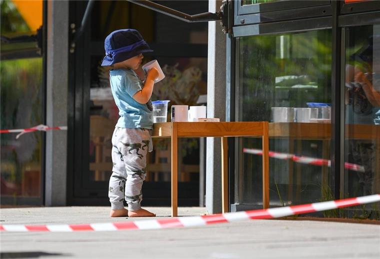 Dialog mit Hürden: Kreis Rotenburg will Eltern entlasten Rund ein Drittel der Kinder besucht derzeit die Notbetreuung in den Kitas des Landkreises. Am 22. Juni soll der Regelbetrieb starten, doch es gibt viele Fragen. Auch die, ob Kitas in den Sommerferien geöffnet bleiben könnten, wie politisch gefordert.