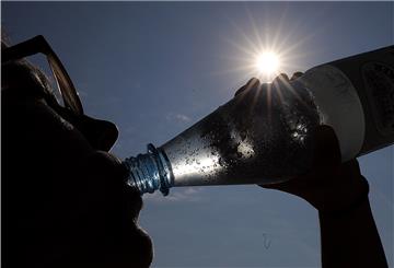 Rund eineinhalb Liter Flüssigkeit sollte ein Mensch täglich trinken. 