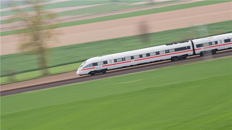 EVG-Landeschef: „Eisenbahner kriegt nur auf die Schnauze“ Rund jeder dritte Fernzug der Deutschen Bahn war im vergangenen Jahr unpünktlich. (Archivbild)