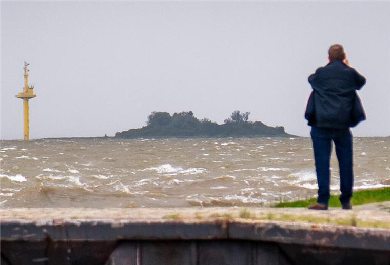 Achtung: Es gibt eine Sturmflutwarnung für Dienstagvormittag Rund um Bremerhaven bleibt es stürmisch.