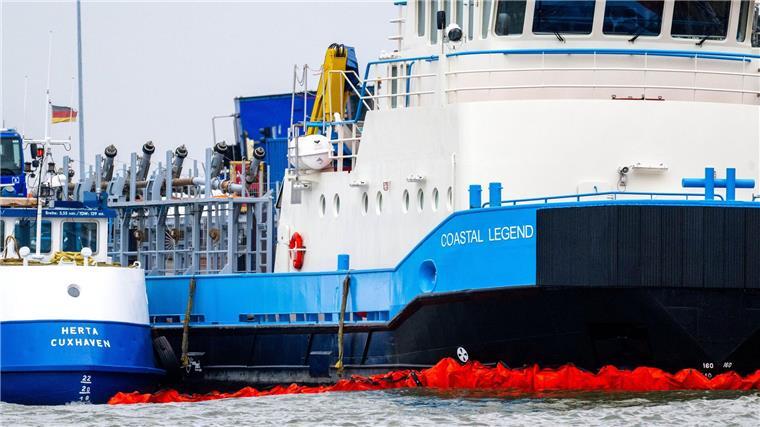 Rund um das Schiff errichteten die Einsatzkräfte Ölsperren.