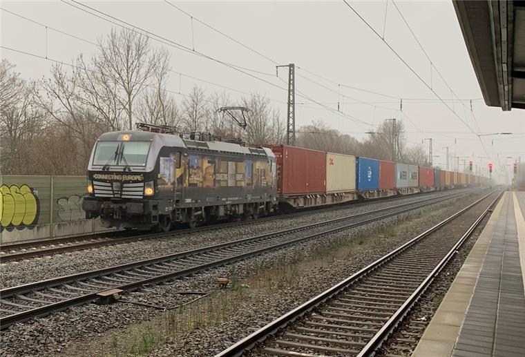 Lebensgefahr! Mädchen spielen in Lehe an den Bahngleisen Güterzug in Bremerhaven-Lehe