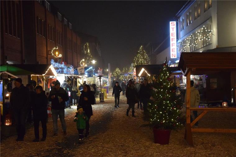 Zevener Weihnachtsmarkt: Glühwein und coole Snacks Rund um den Gauss-Brunnen und bis in die Fußgängerzone von Zeven hinein gibt es etliches zu sehen und zu probieren.