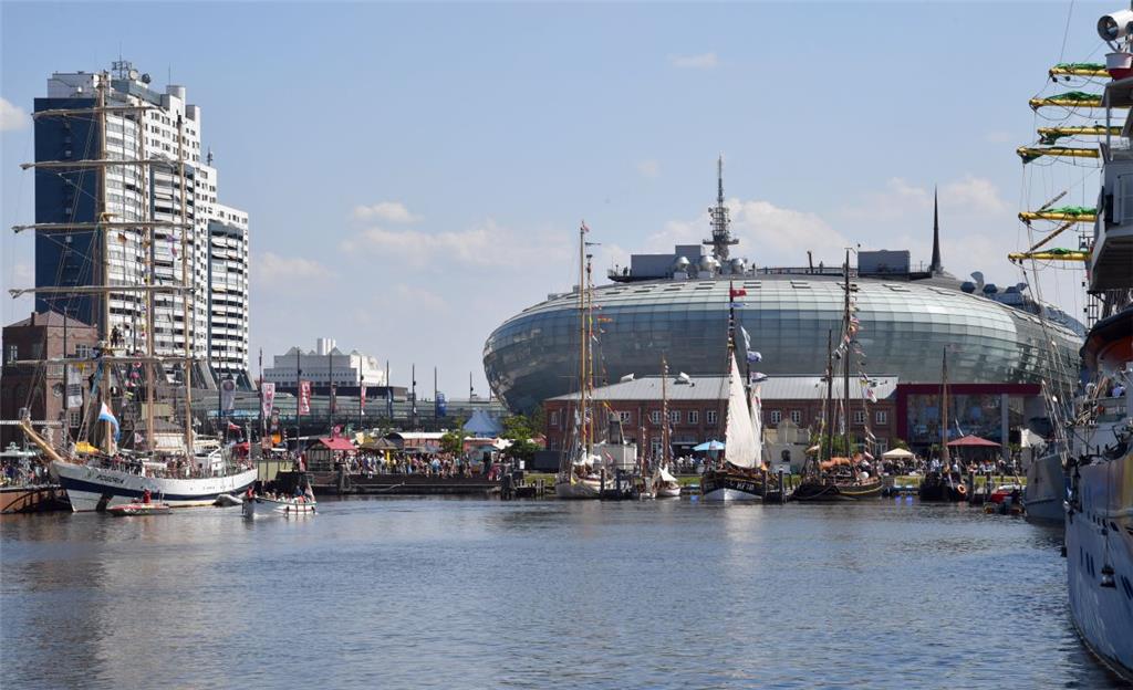 Rund um den Neuen Hafen konnte man die Sonne am Sonntag genießen. Foto: Schescho...