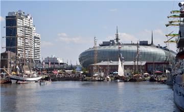Rund um den Neuen Hafen konnte man die Sonne am Sonntag genießen. Foto: Schescho...