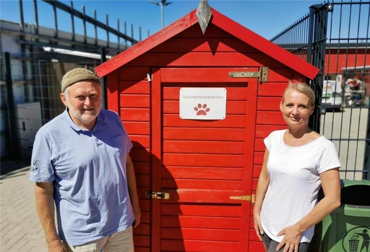 Bremerhaven: Tierheim feiert seinen 100. Geburtstag Amelie Bensch (rechts) und Klaus-Dieter Hantschel