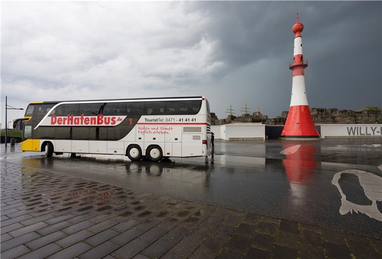 Rund vier Stunden lang informiert der Gästeführer der Leuchtturmtour an Bord über die maritimen Bauwerke, ihre historische und heutige Bedeutung für die Seeschifffahrt und das Leben auf engstem Raum.