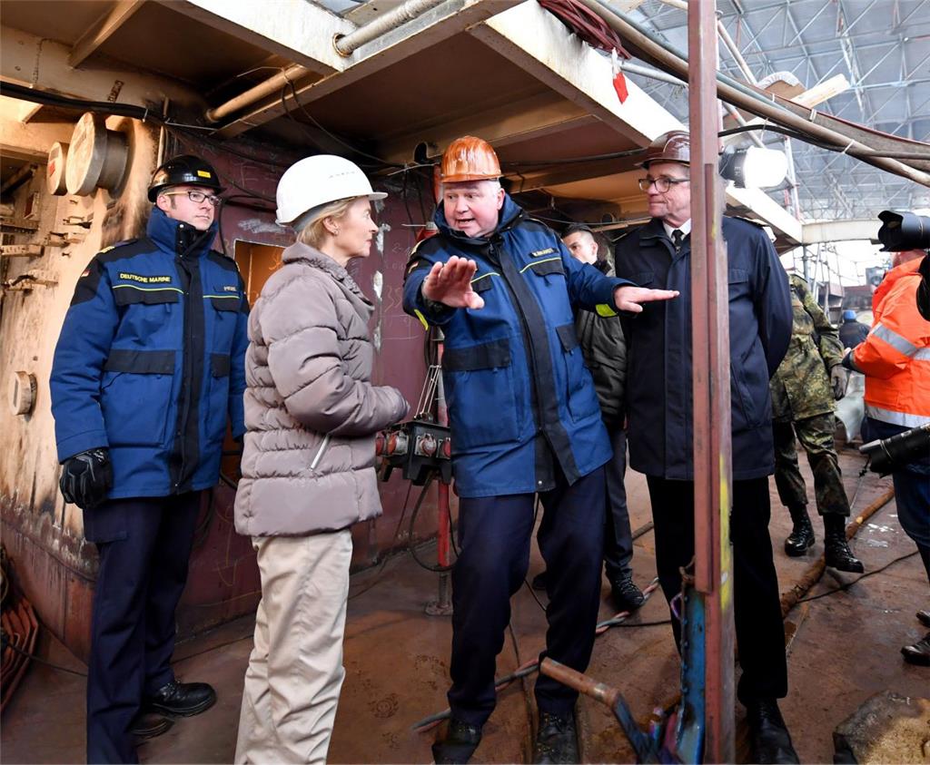 Rundgang mit Verteidigungsministerin Ursula von der Leyen (CDU) auf der &quot;Go...