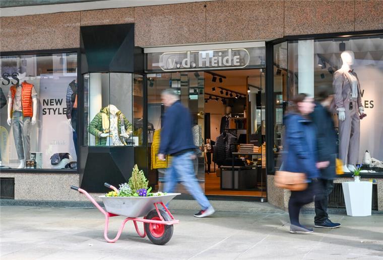Männermodengeschäft „Von der Heide“ präsentiert sich im neuen Look: Das ist jetzt neu Rundum neu: Mode-Geschäft „Von der Heide“ spricht jetzt auch verstärkt die jüngeren Menschen an.