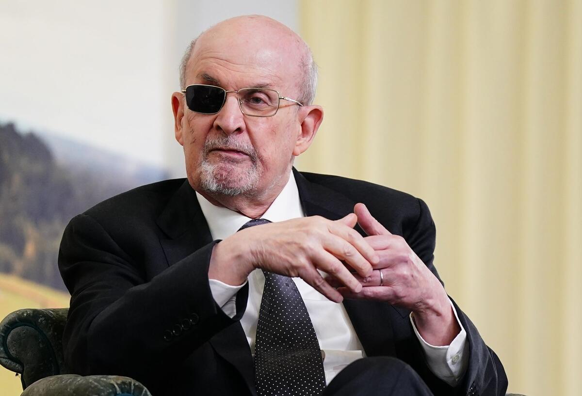Autor Salman Rushdie kämpft weiter mit Folgen des Attentats Rushdie sprach mit dem Magazin „Tatler“ über das Attentat. (Archivbild)