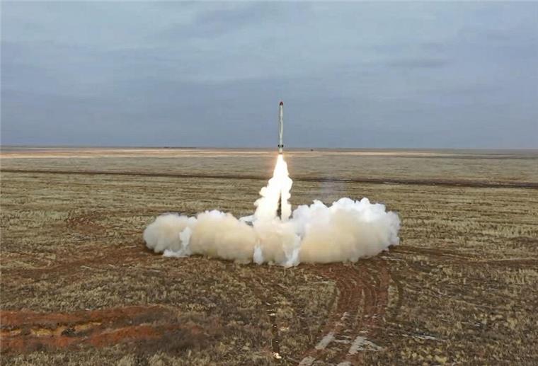 So reagiert der Westen auf Moskaus Plan für Atomwaffen in Belarus Dieses vom Pressedienst des russischen Verteidigungsministeriums zur Verfügung gestellte Videostandbild zeigt eine russische Iskander-K-Rakete, die während einer Militärübung auf einem Truppenübungsplatz in Russland abgeschossen wird.