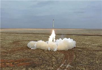  Dieses vom Pressedienst des russischen Verteidigungsministeriums zur Verfügung gestellte Videostandbild zeigt eine russische Iskander-K-Rakete, die während einer Militärübung auf einem Truppenübungsplatz in Russland abgeschossen wird. 