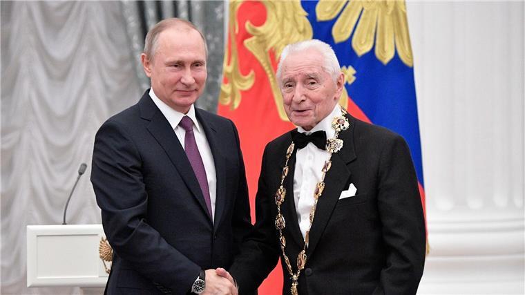 Moskauer Bolschoi-Ballettstar Grigorowitsch tot Russlands Präsident Wladimir Putin (l) ehrte am 24.05.2017 im Kreml in Moskau den Choreographen Juri Grigorowitsch. (Archivbild)