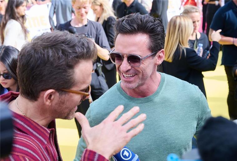 Wie Ryan Reynolds und Hugh Jackman Marvel beleben Ryan Reynolds und Hugh Jackman sind zu Scherzen aufgelegt.