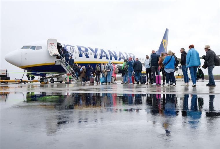 Passagiere steigen auf dem Flughafen Lübeck in eine Boing 737-800 AS der Fluggesellschaft Ryanair mit dem Ziel Mallorca. 