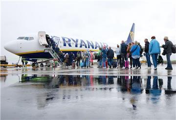 Passagiere steigen auf dem Flughafen Lübeck in eine Boing 737-800 AS der Fluggesellschaft Ryanair mit dem Ziel Mallorca. 